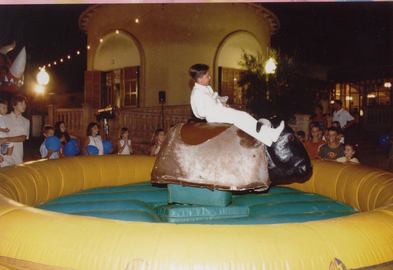 Alquiler de toro mecánico en Mallorca al mejor precio. Diversión asegurada para fiestas, comuniones y eventos. ¡Reserva ahora tu toro mecánico!